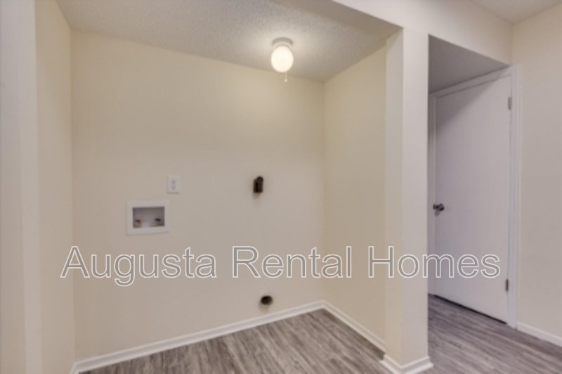 2575 1/2 Tobacco Road - A property image