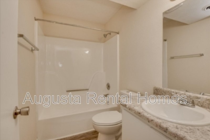 2575 1/2 Tobacco Road - B property image