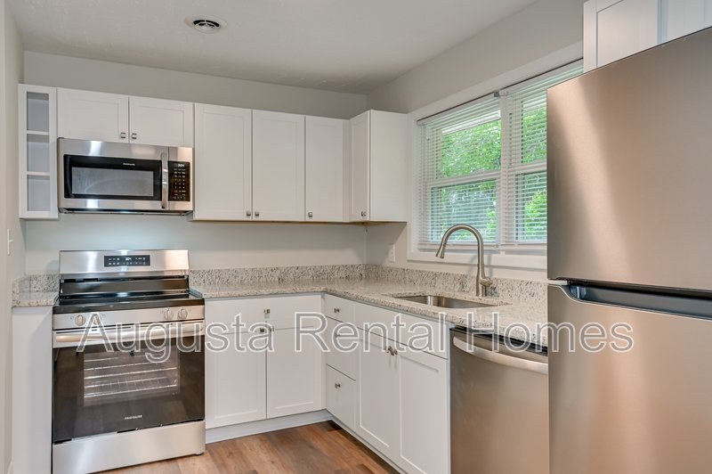 1406 Ridgewood Drive property image