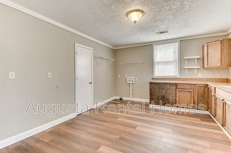 1927 Lionel Street property image