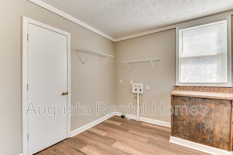 1927 Lionel Street property image