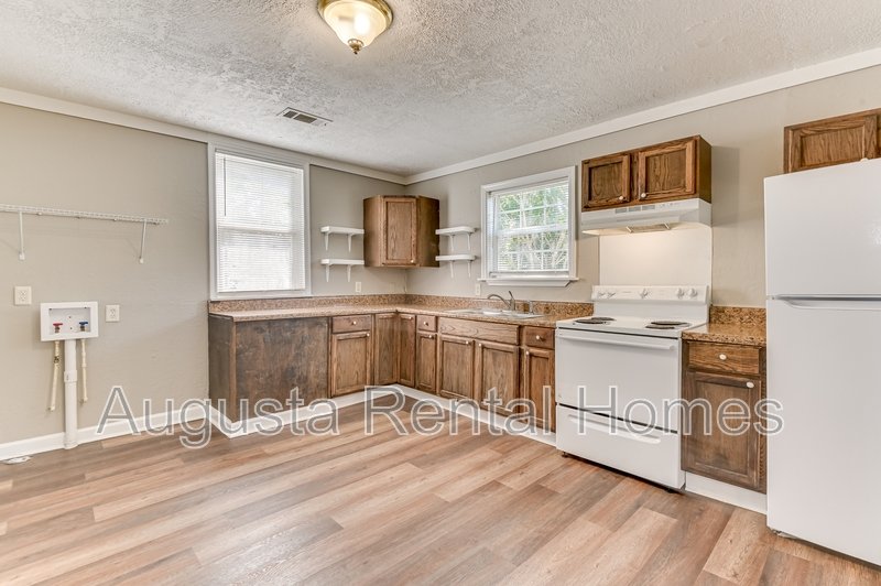 1927 Lionel Street property image