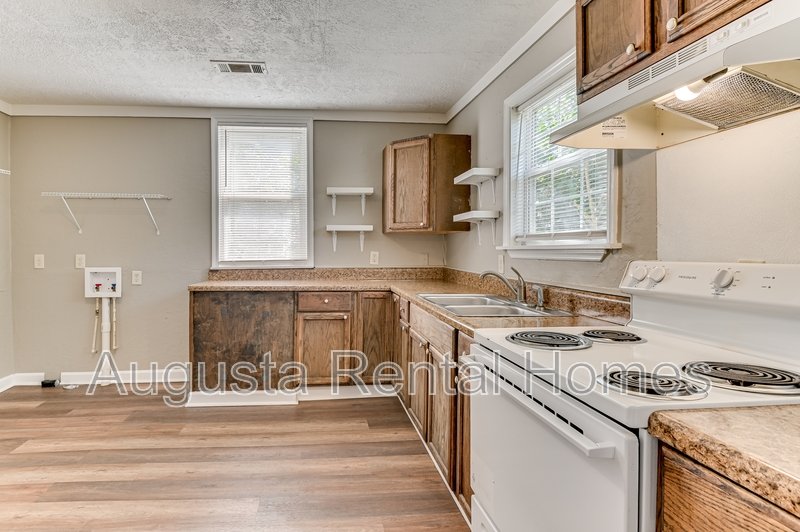 1927 Lionel Street property image