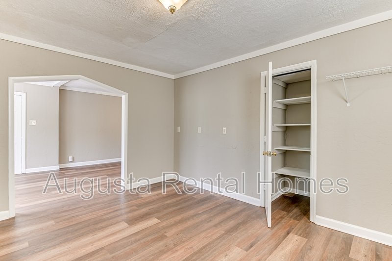 1927 Lionel Street property image