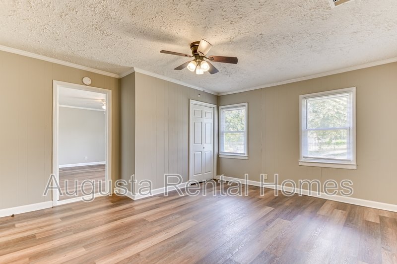 1927 Lionel Street property image