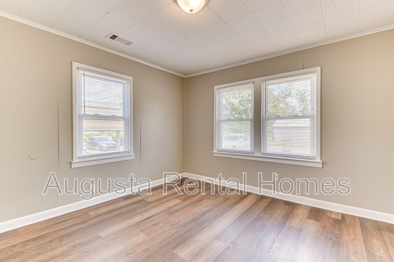 1927 Lionel Street property image