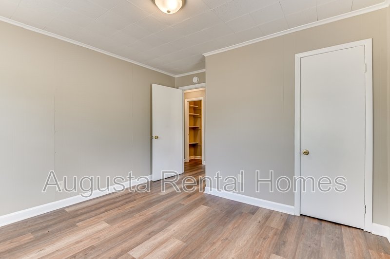 1927 Lionel Street property image