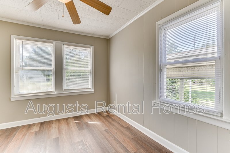 1927 Lionel Street property image
