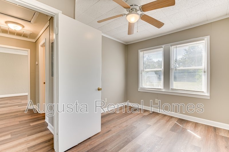 1927 Lionel Street property image